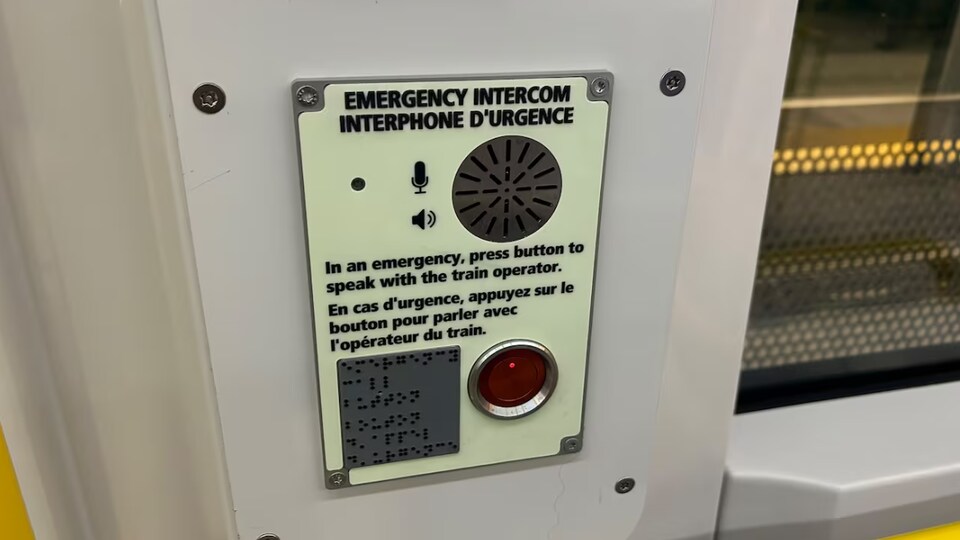 Un bouton d'urgence dans le train léger d'Ottawa. 