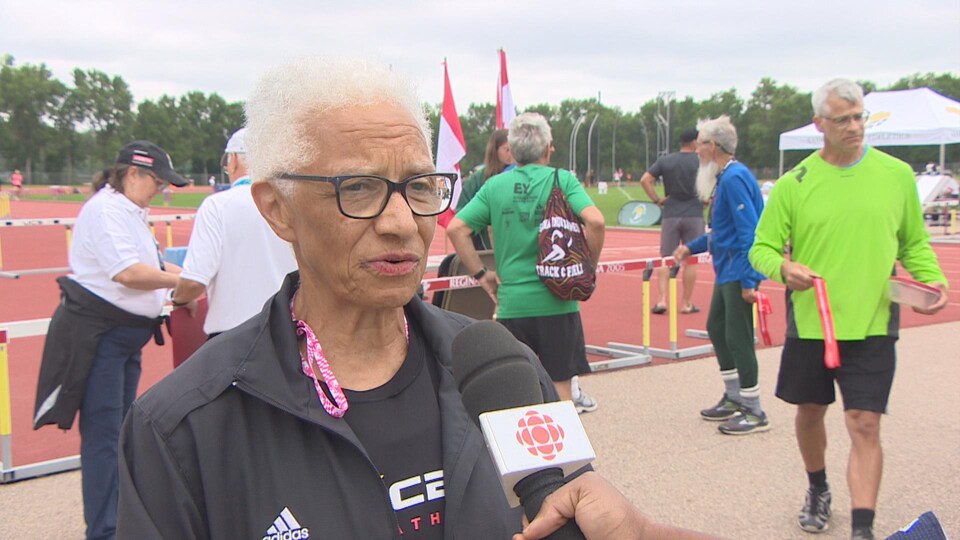Carol LaFayette-Boyd, une athlète de Regina de 80 ans répond aux questions d'un journaliste.