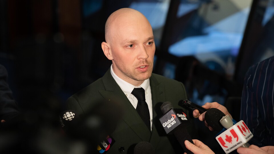 Brad Bradford en mêlée de presse.