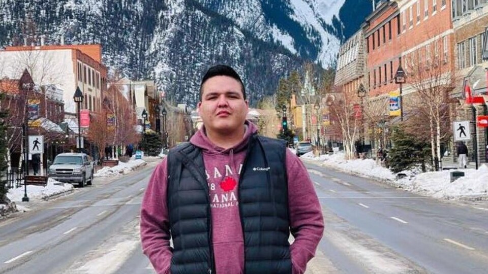 Braden Herman dans une rue de village de montagne.