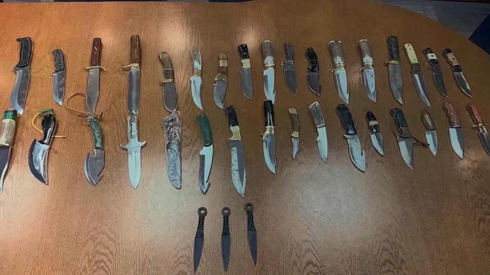 Une table recouverte de couteaux et de poignards.