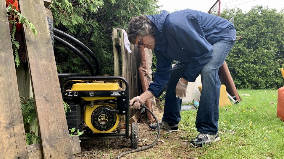 Un résident de Hammond qui branche une génératrice en raison des pannes d'électricité.