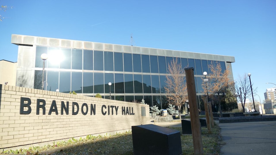 Photo de la façade de l'hôtel de ville de Brandon.