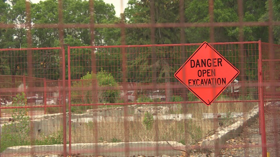 Un panneau sur lequel est écrit le mot danger sur un site de construction au parc Wascana, à Regina.