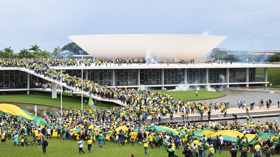 Des centaines de manifestants brésiliens sur un terrain gouvernemental.