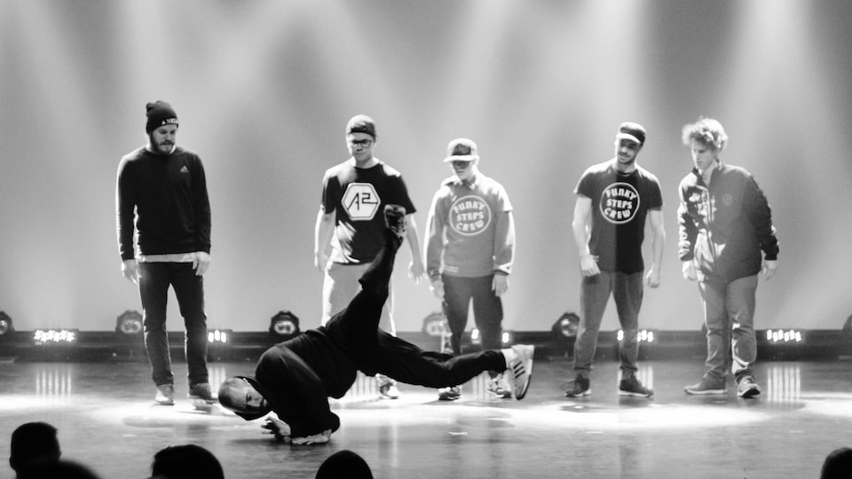Du breakdancing sur une scène.
