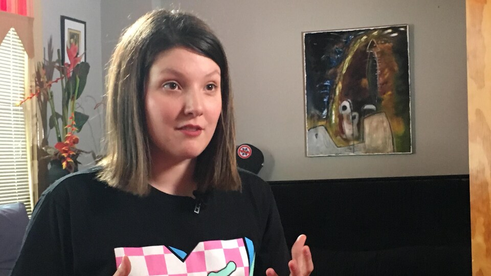 Chloé Breault en entrevue dans son domicile