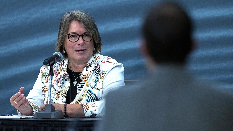 La commissaire de la GRC Brenda Lucki lors du deuxième jour de son témoignage devant la Commission indépendante sur les pertes massives d'avril 2020, le 24 août 2022, à Halifax en Nouvelle-Écosse.