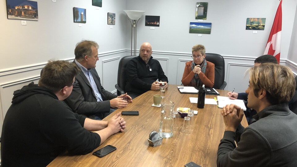 La députée est assise à une table de conférence et discute avec les représentants de l'UPA.