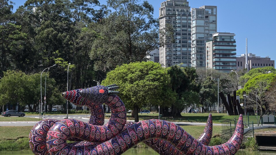 Obra do artista brasileiro Jaider Esbell, que tem 17 metros de extensão. 