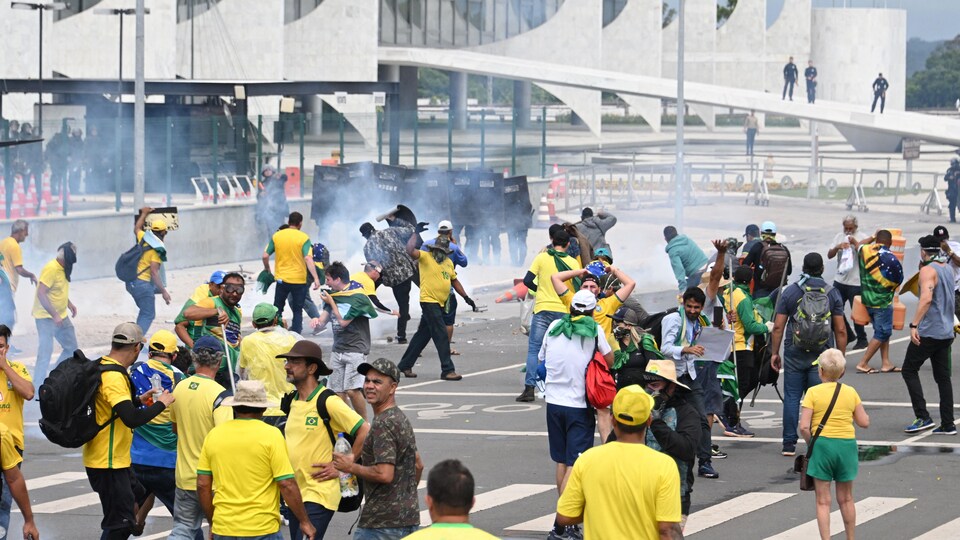 Des partisans de Jair Bolsonaro sur le terrain du Congrès.