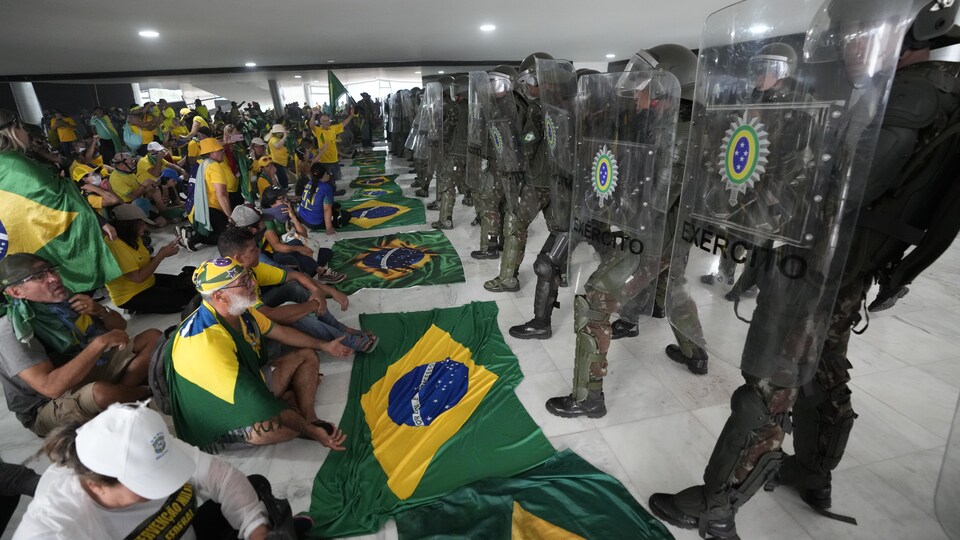 Des émeutiers face à la police au Brésil.