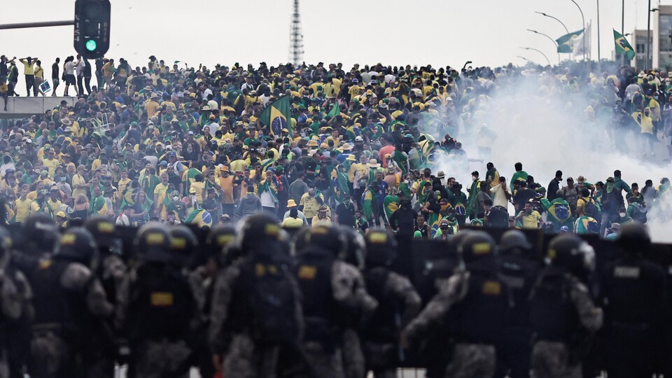 Security forces in front of rioters.