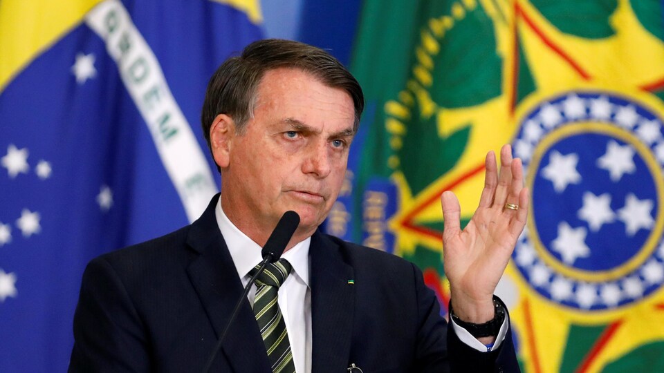 Jair Bolsonaro parle devant un micro.