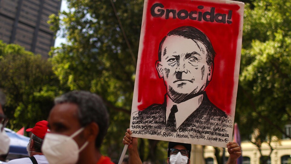 Une affiche dépeignant Jair Bolsonaro avec la moitié du visage ressemblant à celui d'Adolf Hitler. 