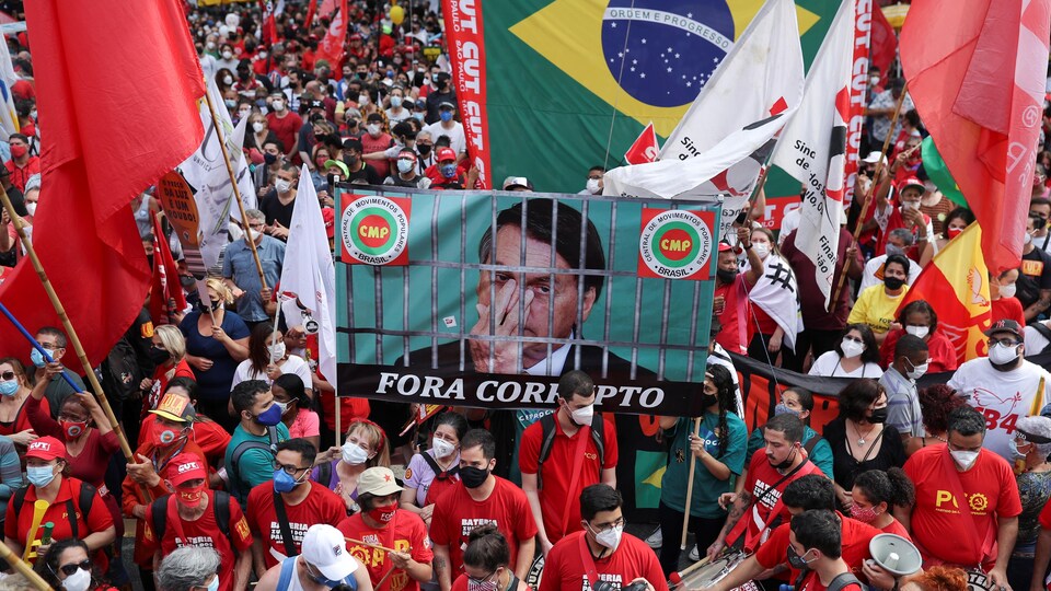 Des manifestants brésiliens brandissent des pancartes.