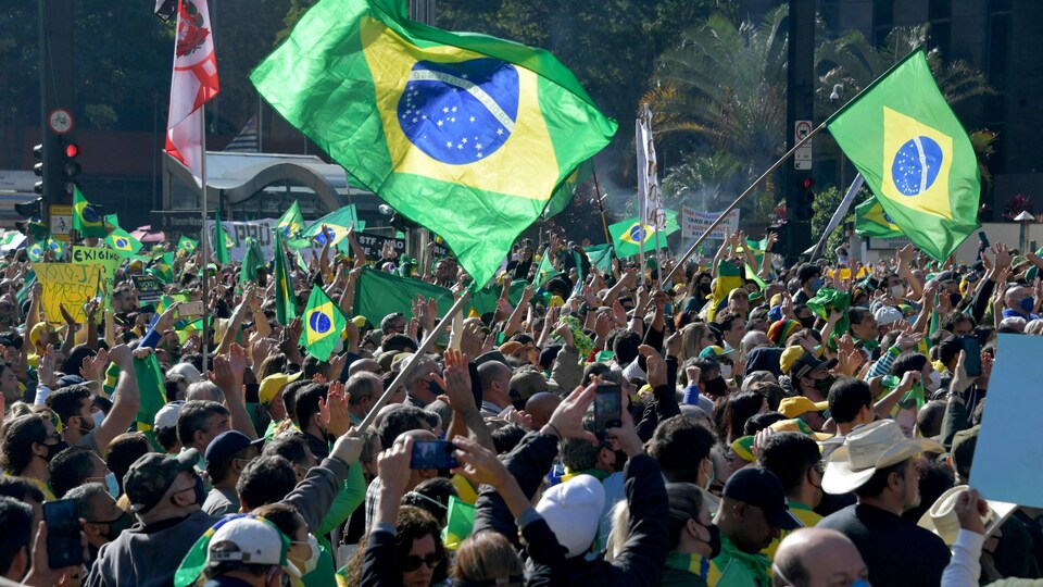 Des manifestants aux couleurs du Brésil dans les rues de Sao Paulo.