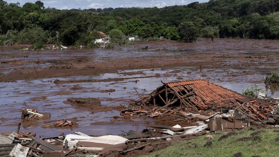 Une maison emportée par les eaux boueuses après l'effondrement d'un barrage près de Brumadinho, au Brésil, le vendredi 25 janvier 2019.