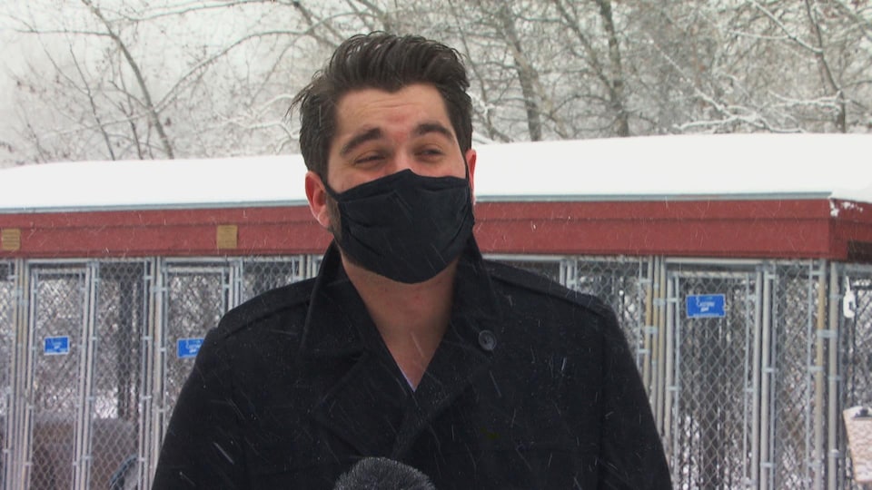 Brett Lewis en entrevue dehors sous la neige.