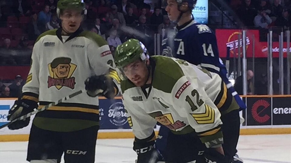 Le joueur de centre Brett McKenzie, du Battalion, s’apprête à prendre la mise au jeu.