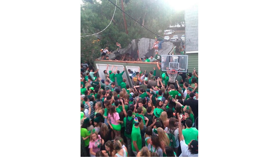 Une foule de jeunes fêtards habillés en vert pour la St-Patrick paniquent. Un toit a cédé sous le poids des jeunes.