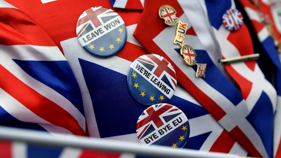 Des écussons du Brexit sur un veston aux couleurs du drapeau britannique