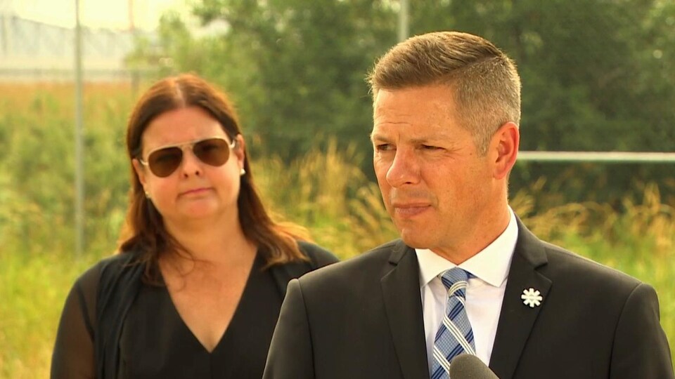 Le maire de Winnipeg, Brian Bowman et la première ministre du Manitoba Heather Stefanson lors de la conférence de presse pour annoncer l'obtention du montage financier pour la phase 2 des travaux de modernisation de l'usine d'épuration du North End, le 16 août 2022. 