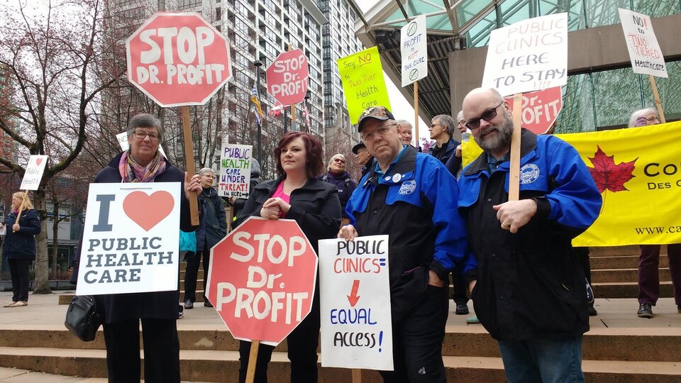 Des défenseurs du système de santé publique devant la Cour suprême de la Colombie-Britannique lundi à Vancouver.