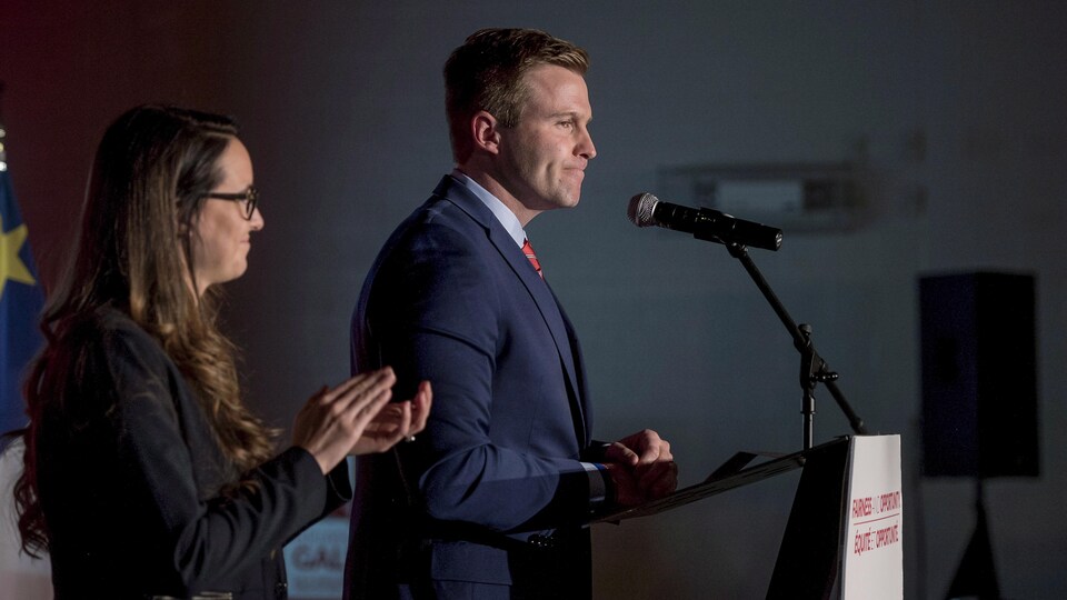 Brian Gallant et Karine Lavoie lors de l'allocution du chef.