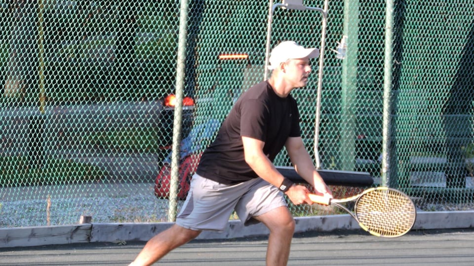 Brian Gallant qui joue au tennis.