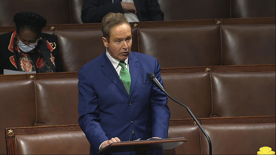 Brian Higgins se tient debout et parle à la Chambre des représentants. 