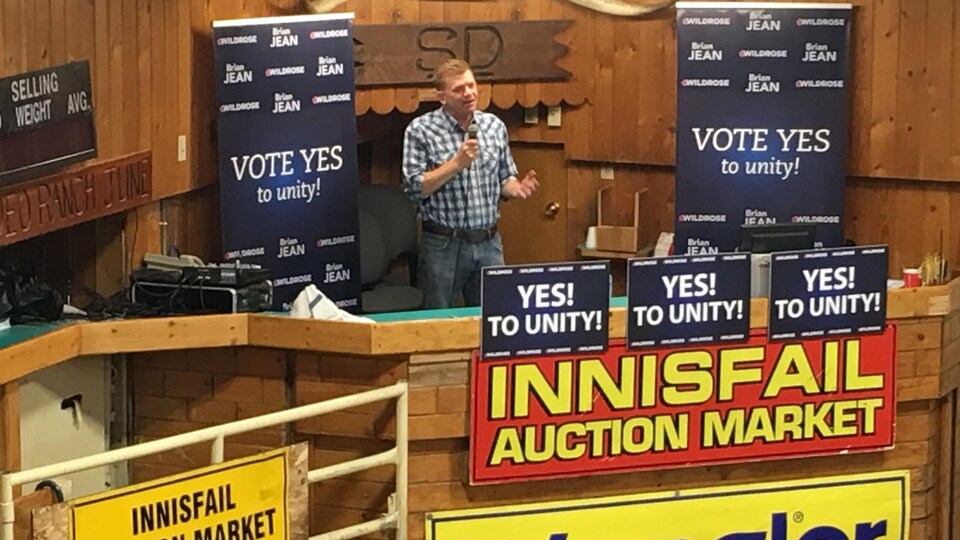 Brian Jean à un rassemblement militant à Innisfail.