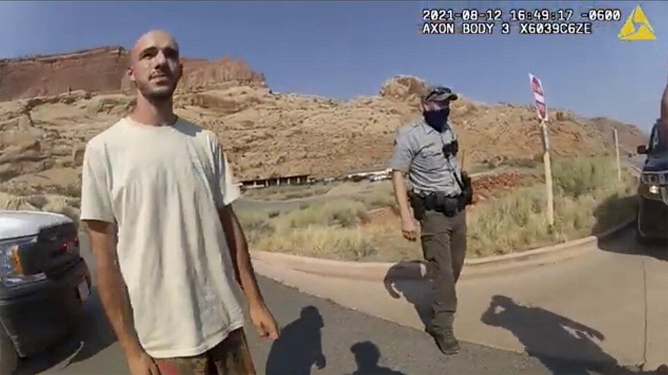 Une image de caméra de Brian Laundrie en bordure d'autoroute.