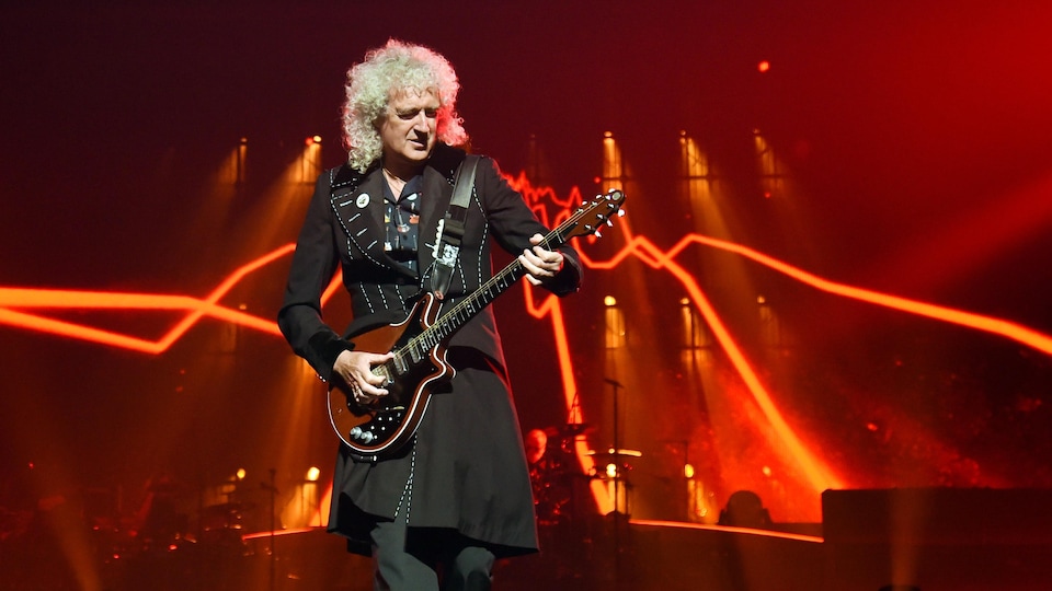 Brian May sur scène avec sa guitare.