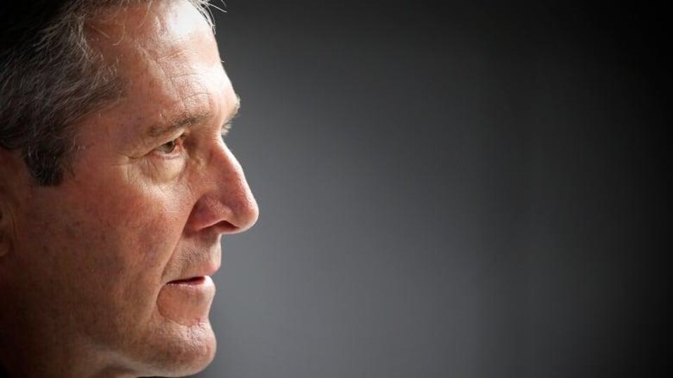 Brian Pallister en gros plan et de profil.