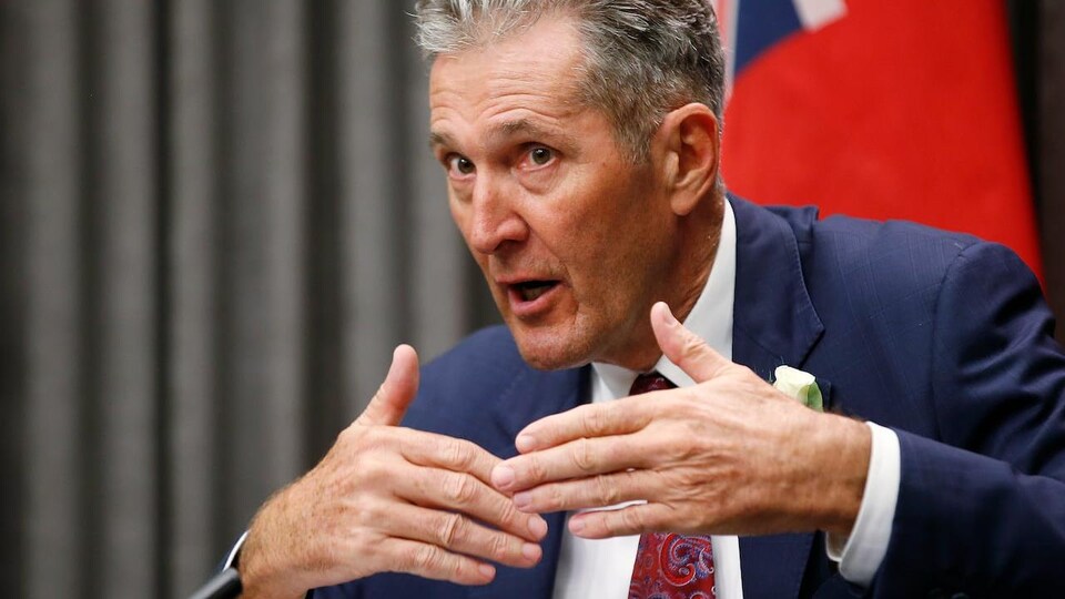 Brien Pallister est vu de près et est en train de parler et de faire des gestes.