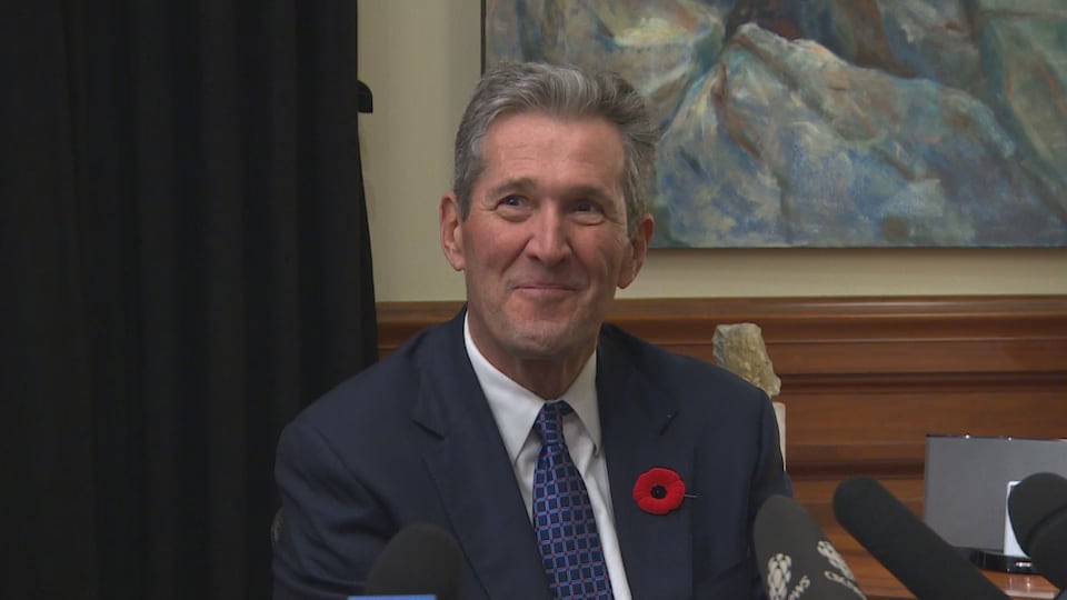 Le premier ministre du Manitoba, Brian Pallister, s'adresse aux journalistes.