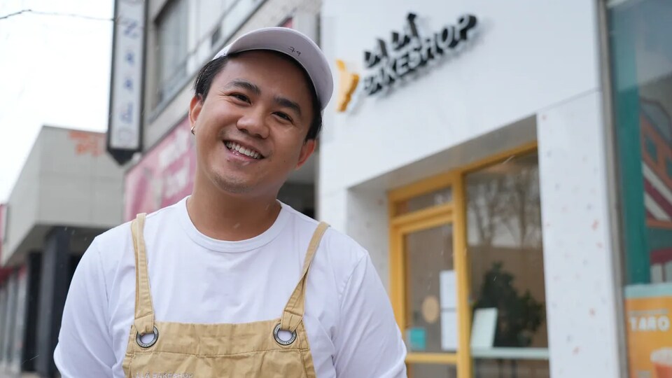 Brian Tran, devant la boulangerie La La Bakeshop dans le quartier Annex de Toronto