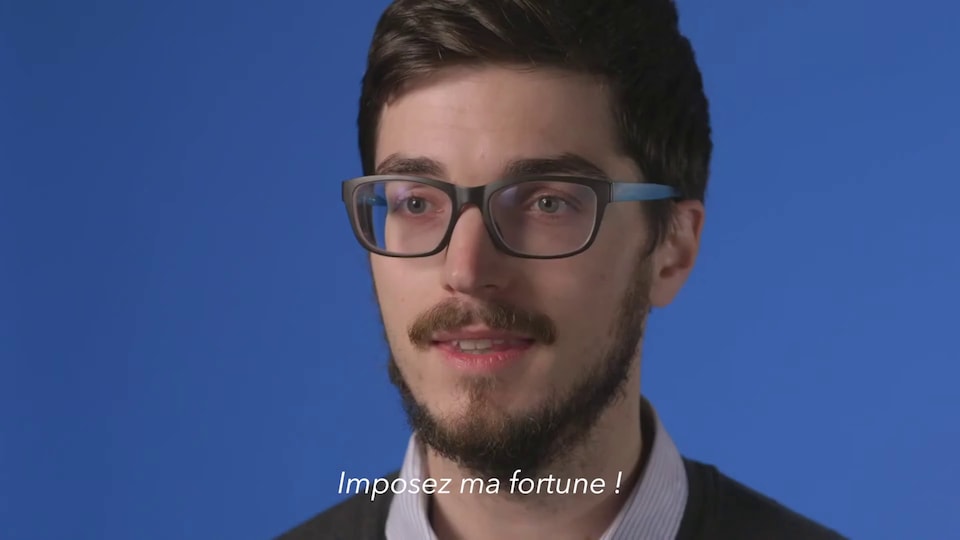 Un jeune s'adresse à la caméra réclame que sa fortune soit imposée davantage. 