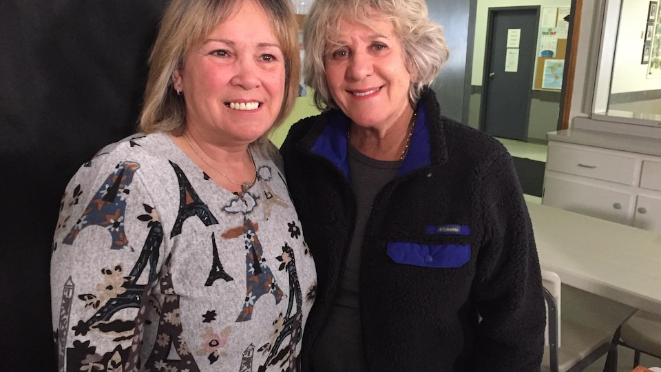 Deux femmes posent côte à côte.
