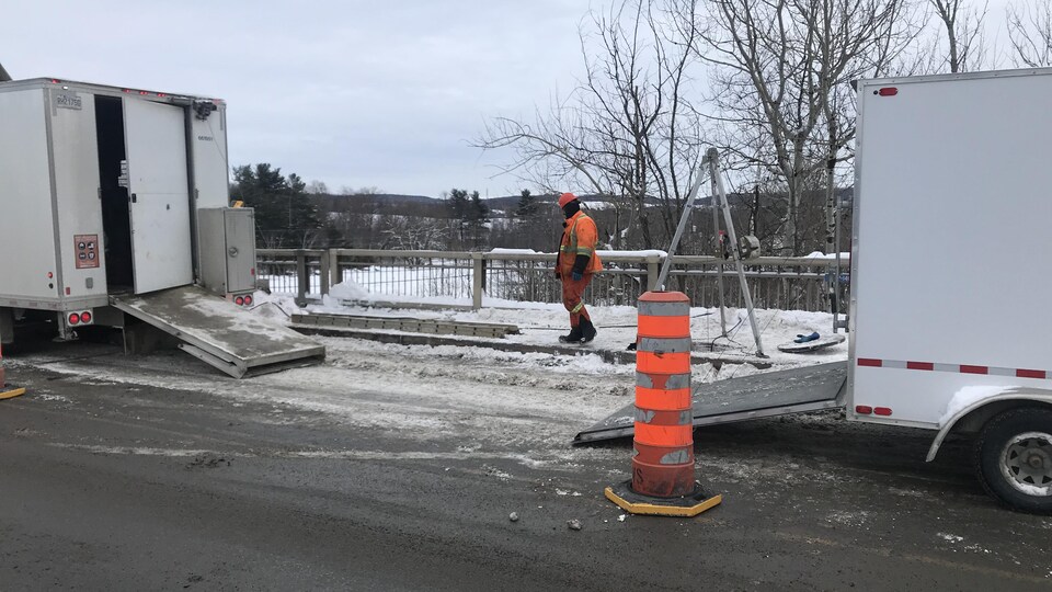 Un travailleur s'active à la réparation d'un aqueduc, à Sherbrooke.