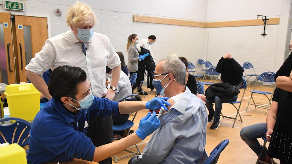 Le premier ministre britannique Boris Johnson assiste à la campagne de vaccination à Londres.
