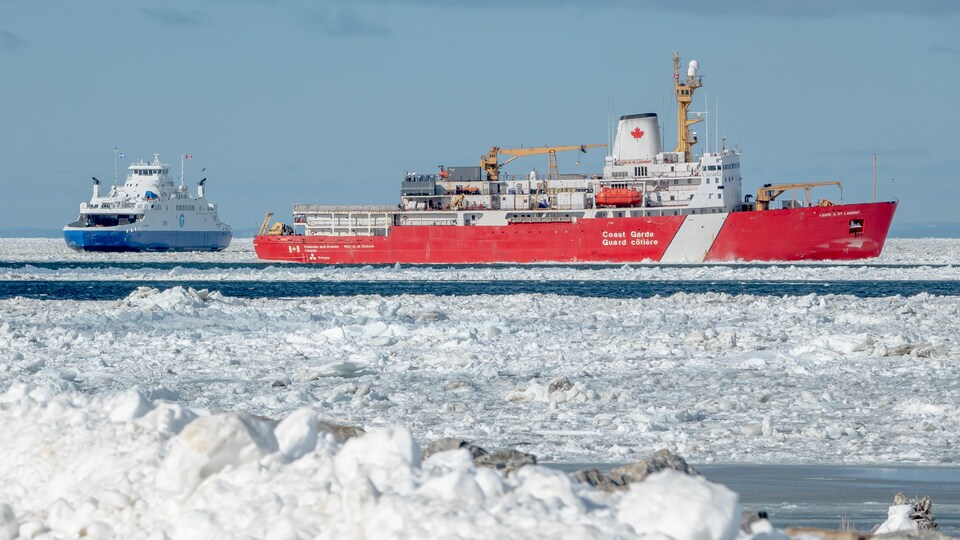 Deux navires avançant dans les glaces.