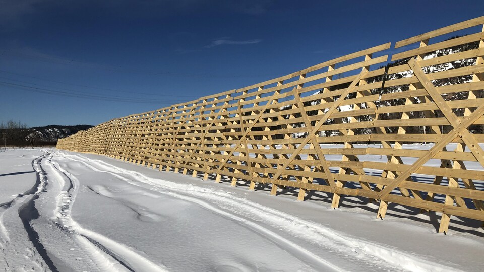 Les barrières érigées dans un paysage hivernal.