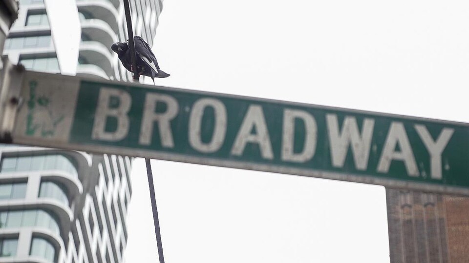 Une pancarte avec le nom Broadway.
