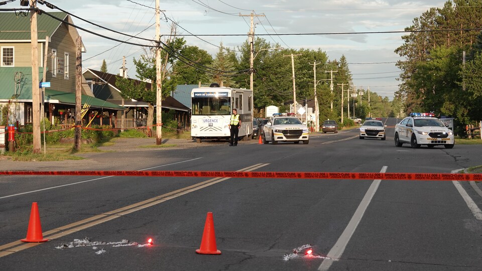 Des véhicules de la Sûreté du Québec déployés sur la route 104.