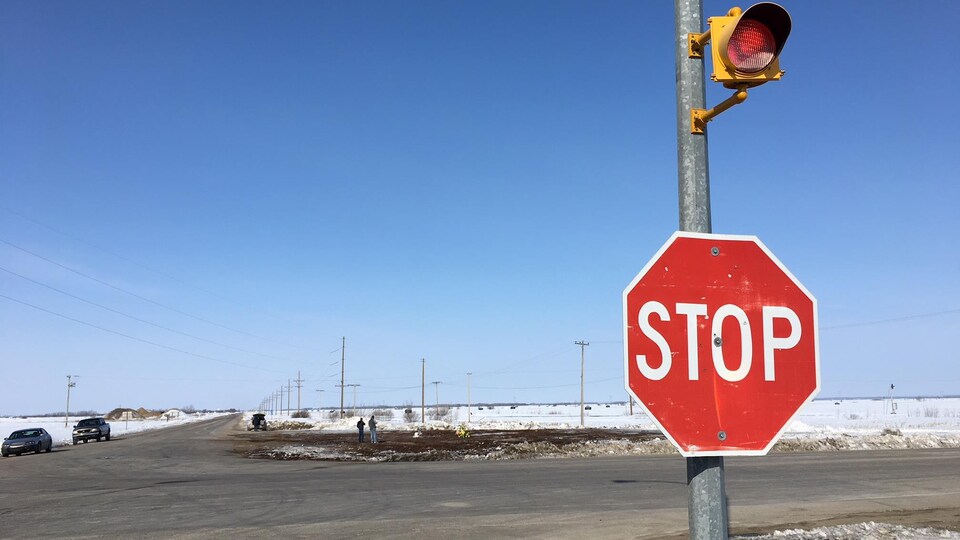 On voit l'intersection avec un panneau stop.