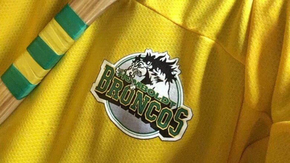 Logo des Broncos de Humboldt sur un chandail de hockey.