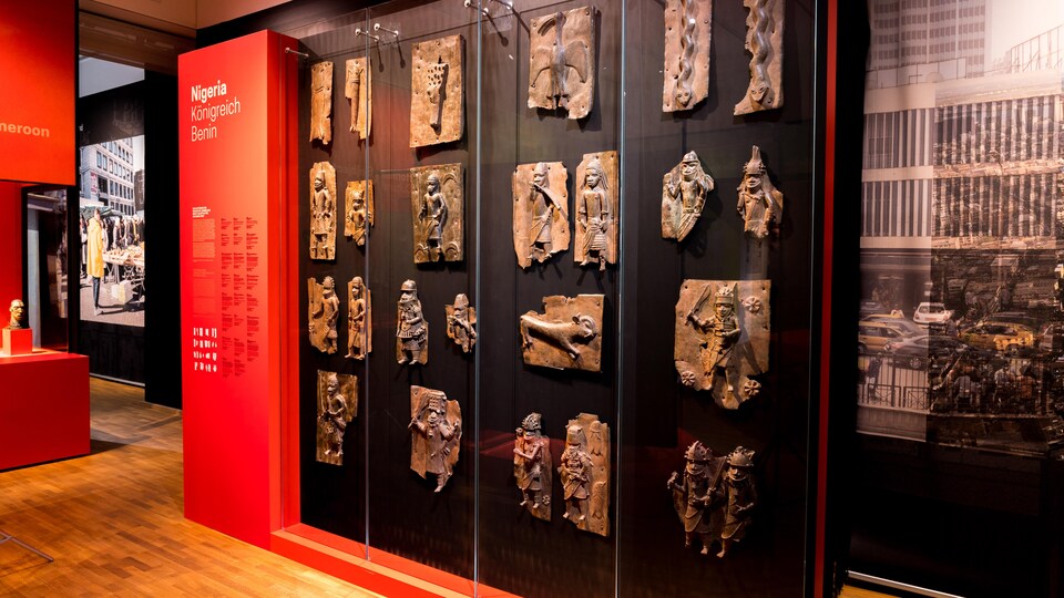Des bronzes derrière une vitrine.