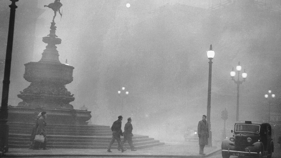 Un épais brouillard sur la place Piccadilly Circus
